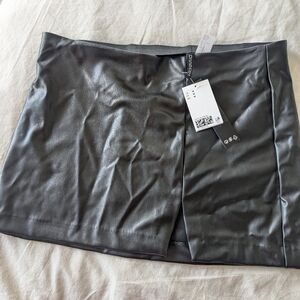 NWT H&M Slit-hem mini skirt